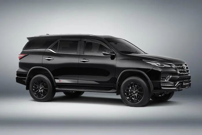 Toyota Fortuner - Right Side View
